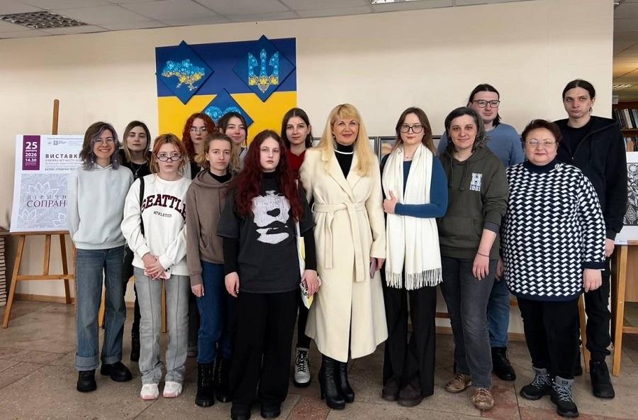 &laquo;Ліричне сопрано&raquo;: кафедра графічного дизайну, моди та стилю ЧДТУ представила виставку студентських робіт у бібліотеці Лесі Українки