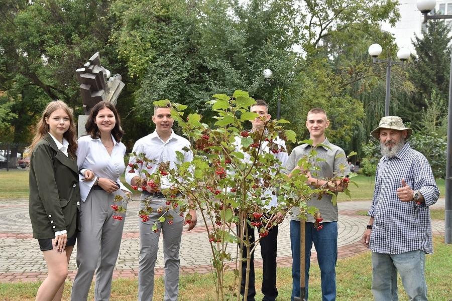 ЧДТУ примножує традиції: першокурсники заклали калинову алею пам&#039;яті