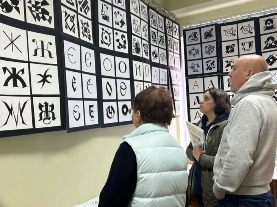 На кафедрі Графічного дизайну, моди та стилю ЧДТУ відбувся екзаменаційний перегляд робіт першокурсників