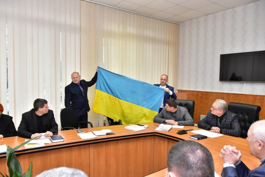 Колектив ЧДТУ отримав Прапор України з передової