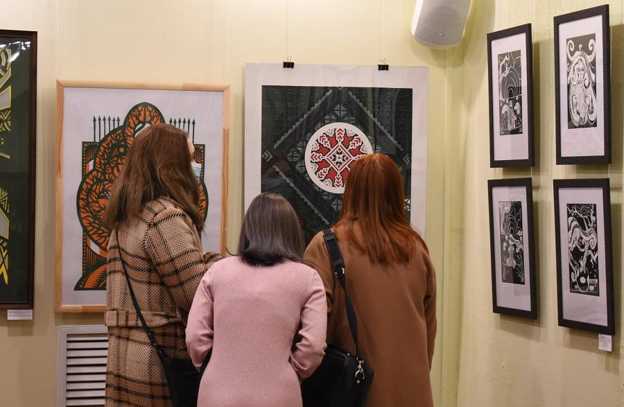 Дизайнерки ЧДТУ представили свої роботи на ювілейній виставці «Молодіжна мистецька палітра» у музеї Кобзаря