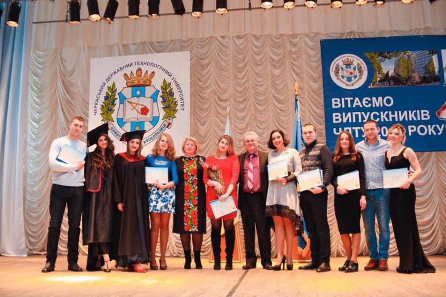 Вручення дипломів випускникам ФХТСО Черкаського державного технологічного університету 2017 року