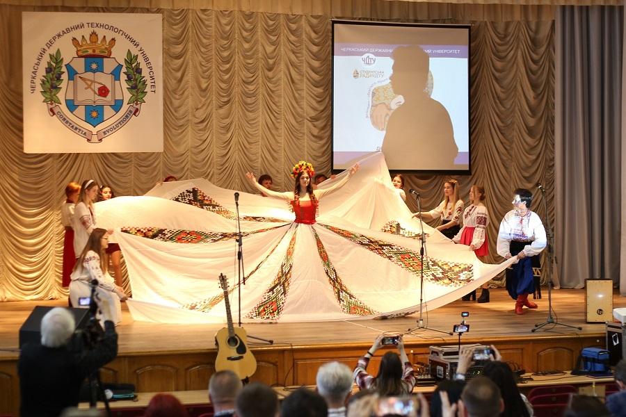 Благодійний ярмарок та вишиванкове дефіле: у ЧДТУ відзначили День вишиванки