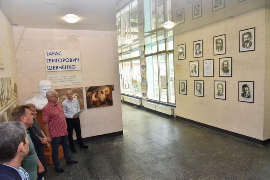&laquo;Світочі українського державництва&raquo;: у ЧДТУ напередодні Дня Державного прапора України та Дня Незалежності України відкрилася національно-патріотична експозиція