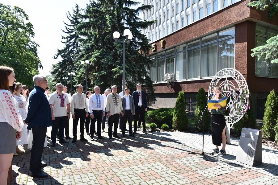 &laquo;Стрічка пам&rsquo;яті&raquo;: у День вишиванки родина ЧДТУ вшанувала полеглих Героїв