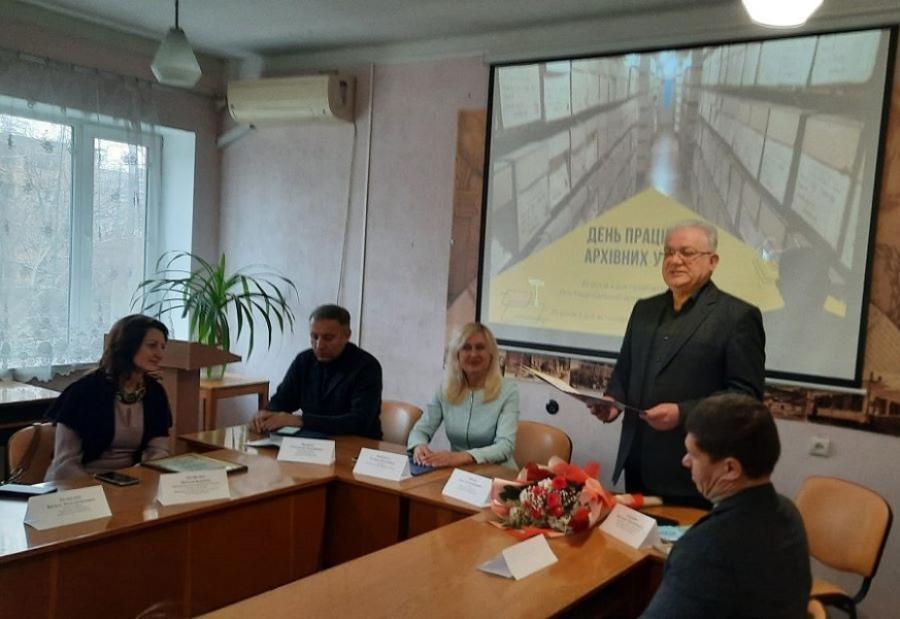 Делегація ЧДТУ привітала колектив Державного архіву Черкаської області з Днем працівників архівних установ