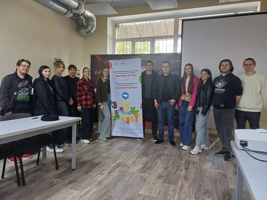 «Разом Ми Можемо»: у ЧДТУ студентка спеціальності «Політологія» провела блог-кафе «Методи розпізнавання дезінформації, створеної ШІ»