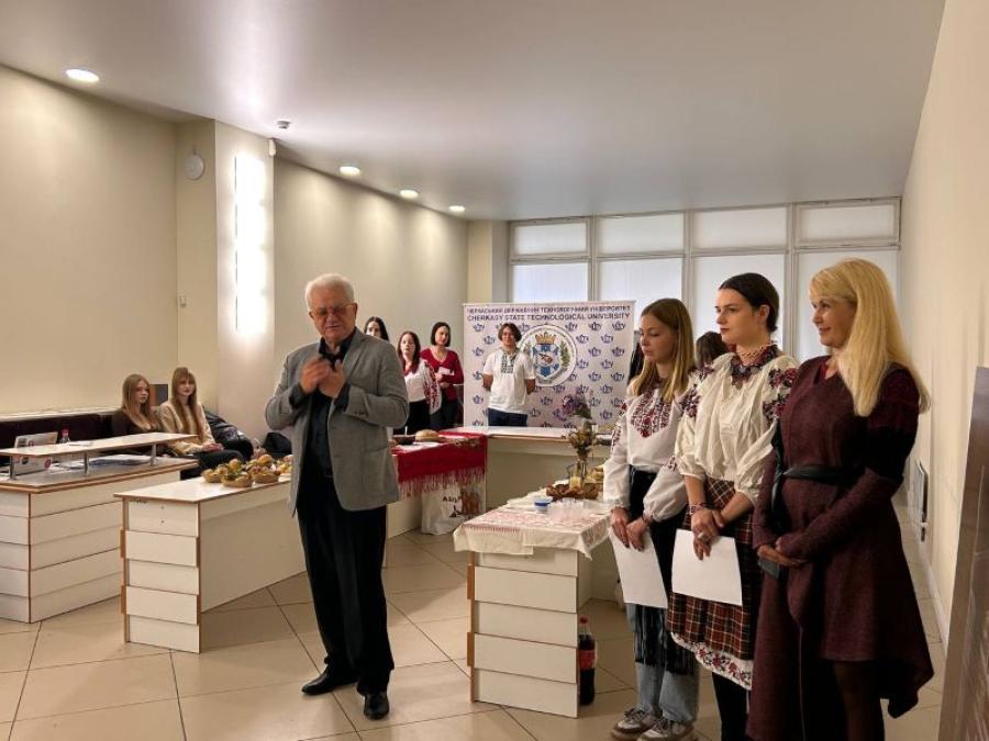 &laquo;Роде наш красний, роде наш прекрасний&raquo;: кафедра графічного дизайну, моди та стилю і кафедра історії та права ЧДТУ провели національно-патріотичний захід