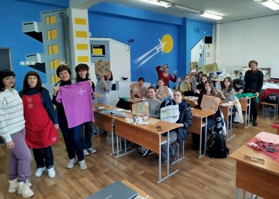 &laquo;Магія української вибійки: дизайн, що надихає&raquo;. На кафедрі дизайну ЧДТУ пройшов майстерклас із прадавньої техніки декорування тканини
