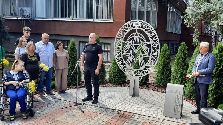 &laquo;Там, де юність стала щитом&raquo;: на Площі Знань ЧДТУ відбулося відкриття меморіального знаку на честь українських героїв