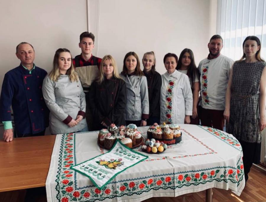 У ЧДТУ учасники студентського наукового гуртка з ресторанних технологій готувалися до Великодня