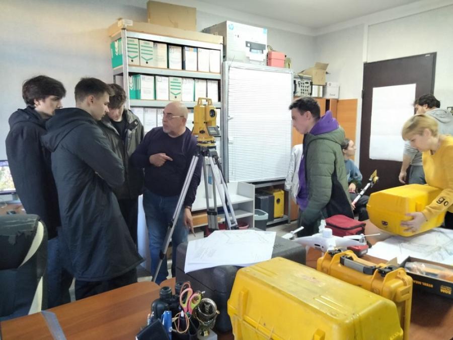 Майбутні геодезисти та землевпорядники ЧДТУ знайомилися з особливостями професії на ПП &laquo;Жовтень-2000&raquo;