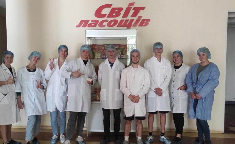 Першокурсники кафедри харчових технологій ЧДТУ побували на виїзному занятті у ТОВ «Світ Ласощів»