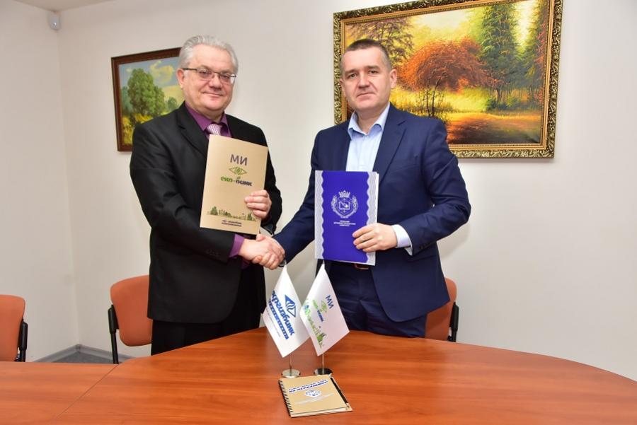 ЧДТУ активно співпрацює з роботодавцями. Укладено договір про співпрацю між ЧДТУ та АБ «УКРГАЗБАНК»