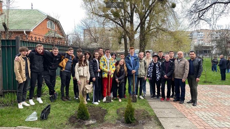 Майбутні будівельники ЧДТУ висадили туї в памʼять про загиблих Героїв